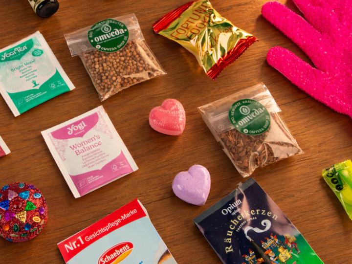 Exempel på innehåll i Ayurveda julkalender 2026 med te, kryddor, rökelse och hudvård