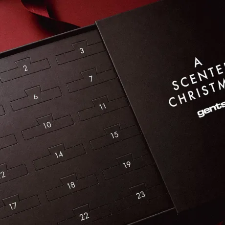 Öppnad Gents parfymkalender 2026 med numrerade luckor för parfymprover